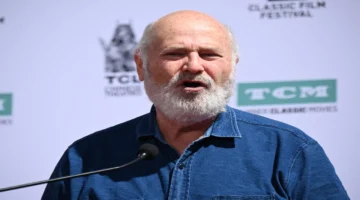 طعنات قاتلة في المنزل.. مخرج أمريكي وزوجته يُكتشفان مقتولين